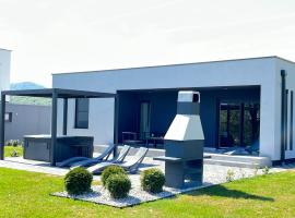 K Relax Place, Varaždinske Toplice, modern home with Sauna, Jacuzzi, WIFI，位于瓦拉日丁托普利采的酒店