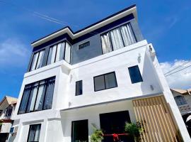 NEW Modern home near Airport, Beach and Fast Wi-Fi，位于Sudtungan的酒店