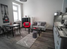 Apartm&aacute;nov&yacute; dům Skl&iacute;pek，位于特鲁特诺夫的带泳池的酒店