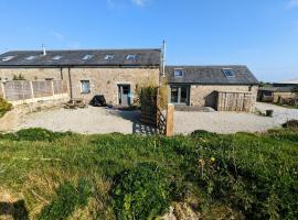 Treverrows Barn - Barn Conversion on the Farm，位于彭林的度假屋