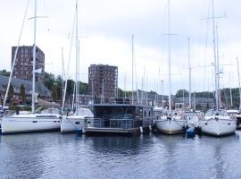 Hausboot Fjord Meeresbrise mit Dachterrasse in Flensburg，位于弗伦斯堡的船屋