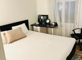 Private rooms in a Tiny home 4 min drive to Airport CDG ,1 private bathroom ideal for families and friends，位于鲁瓦西昂法兰西Roissy-en-France Town Hall附近的酒店