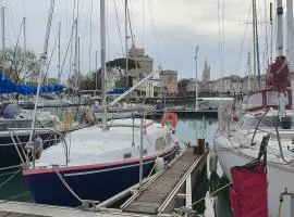 La Rochelle voilier hotel à quai centre ville vieux port