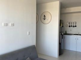 2tp-27 Apartment with 3 bedrooms near Castillo San Felipe with wifi and pool，位于卡塔赫纳的山林小屋