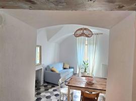 Car.Lo. Casa vacanze Dolceacqua，位于多尔切阿夸的公寓