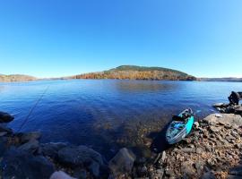 The Brookside Lodge & Cottage，位于Dover的酒店