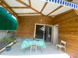 Bungalow d'une chambre a Schoelcher a 500 m de la plage avec jardin clos，位于舍尔谢的酒店