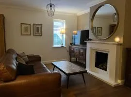 Stunning Beverley Bungalow w Fireplace, private parking, and garden