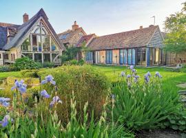 The Barn At Butts Farm，位于Wicken的酒店