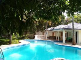 LeoMar 2 Diani Beach Ferienhaus mit grossen tropischen Garten und Pool，位于乌昆达的酒店