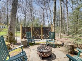 Pool Access Pet-Friendly Pennsylvania Cabin!，位于Laughlintown的酒店