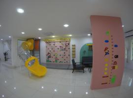 CoCo Fun House Kemaman with Pool and Bathtub，位于Kampong Gong Pauh的带按摩浴缸的酒店