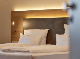 Moselhotel Weinhaus Simon `Sauna`Restaurant`ELadesäule，位于温特里希的酒店