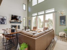 Modern Island Park Cabin ~ 23 Mi to Yellowstone!，位于Rea的酒店