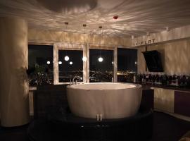 sky FLAT jacuzzi 27 FLOOR，位于克莱佩达克莱佩达灯塔运动场附近的酒店