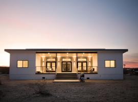 Modern Desert Dream - NEW BUILD，位于二十九棕榈村女王山附近的酒店