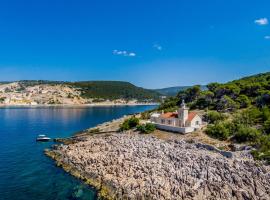 St. Nicholas lighthouse - island of Brač，位于普契什查的酒店