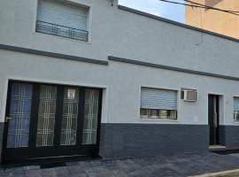 REST HOUSE Casa familiar - garage - TV - WiFi - 2 dormitorios - Living-comedor - Cocina - Lavadero - Patio con parrilla - Alquiler temporario，位于乌拉圭河畔康塞普西翁的度假屋