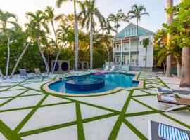 Beachfront Villa at Islamorada BY THE GLAMHOMES，位于伊斯拉莫拉达的度假短租房