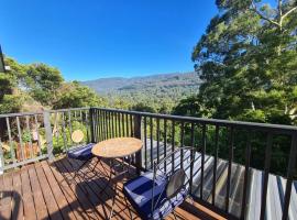 'Wahroonga' home among the Gum trees in Warburton，位于沃伯顿的酒店
