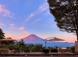 Retreat Camp Mahoroba，位于富士河口湖哈哈石蜡塔琪瀑布附近的酒店