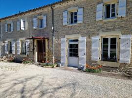 ESCALE AU CLOS SAINT MARTIN DE JUILLERS Gîtes et Chambres d'hôtes，位于Saint-Martin-de-Juillers的酒店