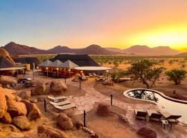 Twyfelfontein Adventure Camp，位于Khorixas霍里克萨斯化石森林附近的酒店