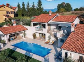 A stunning villa with a swimming pool in Lindar near Pazin，位于Lindar的酒店