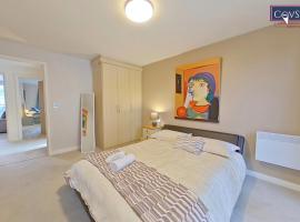 Triumph House - 3 bed 2 bath Apartment in Coventry City Centre, sleeps 6, Free secured parking, balcony, by COVSTAYS，位于考文垂的公寓