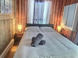 Nelson Warm Log Cabin with Private Hot Tub，位于Rivière-Rouge的带按摩浴缸的酒店