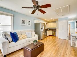 New Jersey Abode - Near Theme Parks, Walk to Beach，位于Keansburg的酒店
