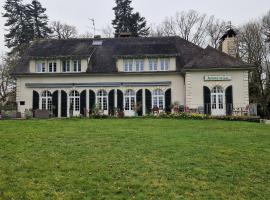 Aux Berges du Lac de Mondon，位于Mailhac-sur-Benaize的酒店