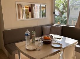 Les mobil homes de Naka, une entrée gratuite adulte pour la Réserve Africaine de Sigean，位于拉努韦勒港的豪华帐篷营地