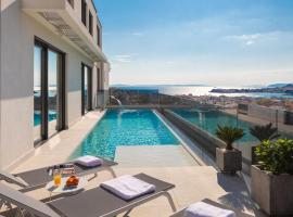 Villa Golden Hill with dream View prof Gym Wellness near Split，位于珀德垂那的带按摩浴缸的酒店