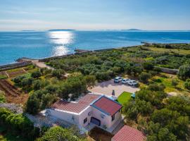 Villa Grioni, beach front villa with jacuzzi，位于诺瓦利娅的带按摩浴缸的酒店