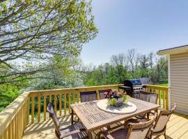 Williamstown Vacation Rental Private Deck and Yard，位于威廉斯敦的度假屋