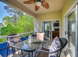 Lake Keowee Condo with Balcony and Resort Amenities!，位于Salem的酒店