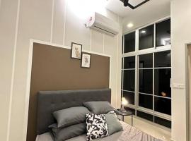 Cozy 2 BR Apartment w/ Pool Gym Wi-Fi & Work Space，位于巴生的酒店