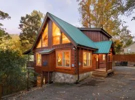 Cozy Bear Lodge, 3 Bedrooms, Sleeps 12, Near Downtown, Private, Hot Tub