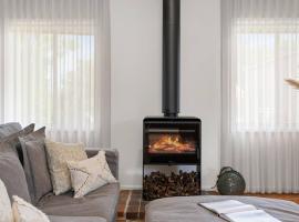 The Shack- Walk to beach, sleeping 4, fireplace, pet friendly!，位于圣伦纳兹的酒店