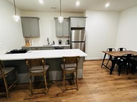 Brand New Spacious 2br - 2bth Basement，位于伍德布里奇的酒店