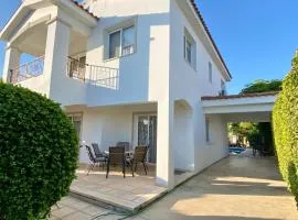 Cheerful 3 bdr villa near the beach