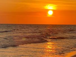 LUXURY ROSE COTTAGE ,ABOITEAU BEACH,CAP PELE，位于Cap-Pele的木屋