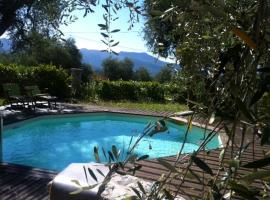 maison de vacances avec piscine，位于Berre-les Alpes的酒店
