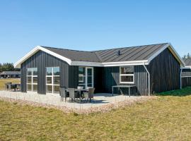 5 Bedroom Pet Friendly Home In Løkken，位于洛肯的酒店