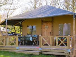Glamping Safarilodge 'Grutte Fiif' met airco, extra keuken op veranda en privé achtertuin，位于赫劳的豪华帐篷