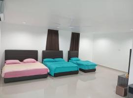 EMERALD VILLA HOMESTAY DUNGUN，位于Batu Lima的带按摩浴缸的酒店