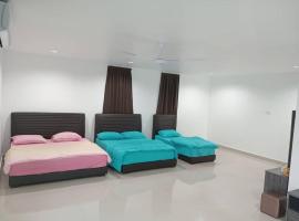 EMERALD VILLA HOMESTAY DUNGUN，位于Batu Lima的带按摩浴缸的酒店