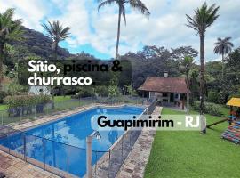 Paradisíaco, piscina e churrasqueira em Guapimirim，位于瓜皮米林的酒店