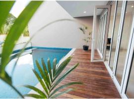 Triplex Villa & Private Pool - CliffHanger Villas，位于Misere的宠物友好酒店